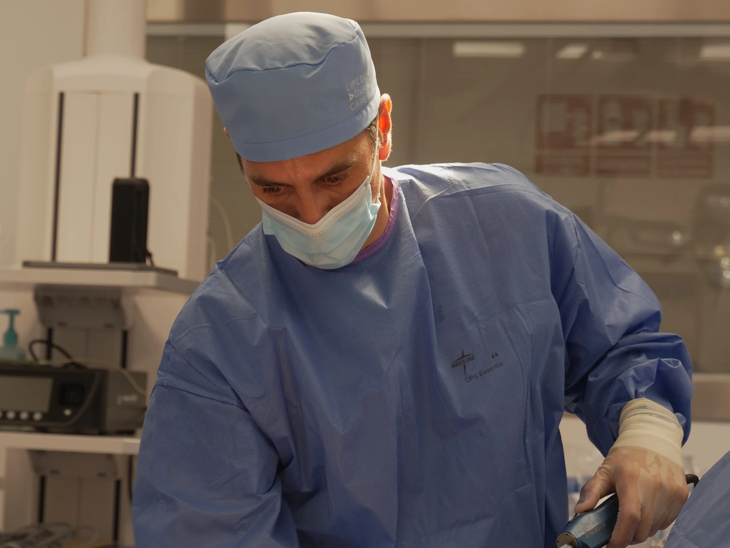 Dr. Alexo Carballeira in the operating room - Advanced Lipedema Surgery
