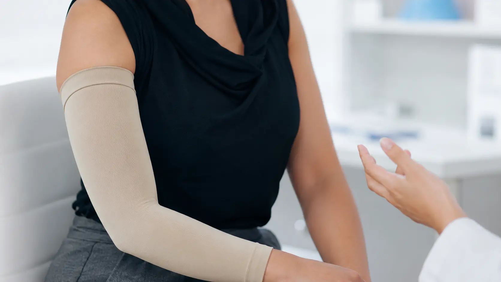 Manga de compresión para el lipedema en los brazos Manga de compresión médica colocada en el brazo de una paciente en la consulta